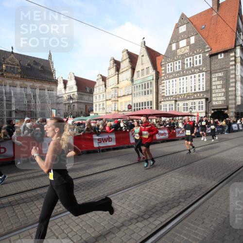 05.10.2025 - 20. swb-Marathon Bremen Yannick Fuchs http://msf.ph/oto/9307120 05.10.2025 10:55:43 Ziel 7165, 9195, 9197, 9720, 10088, 10107, 10195, 10475, 10755, 10909, 11081, 11586, 11588 meine-sportfotos.de