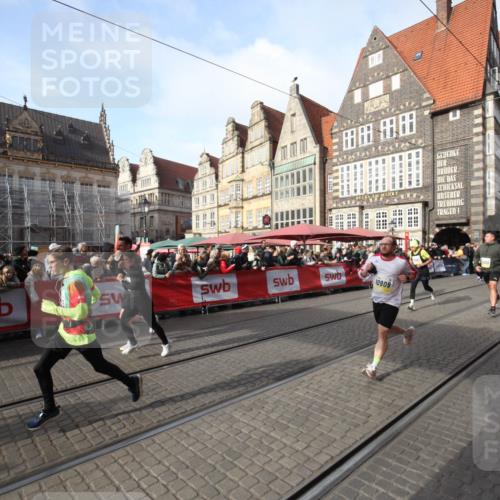 05.10.2025 - 20. swb-Marathon Bremen Yannick Fuchs http://msf.ph/oto/9307127 05.10.2025 10:55:46 Ziel 9195, 9197, 9621, 9882, 10088, 10287, 10323, 10475, 10800, 10909, 11081, 11586, 11624 meine-sportfotos.de