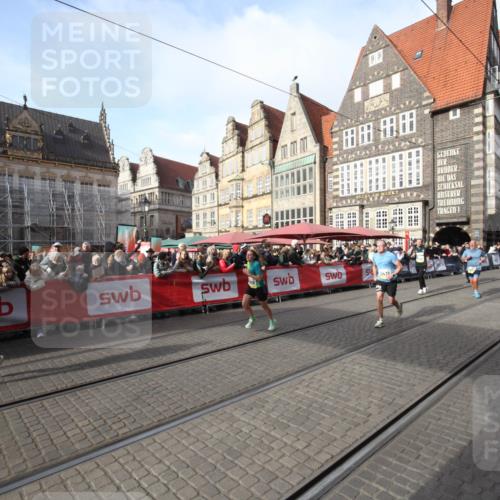 05.10.2025 - 20. swb-Marathon Bremen Yannick Fuchs http://msf.ph/oto/9307170 05.10.2025 10:55:58 Ziel 7147, 9871, 10610, 10654, 10921, 11052, 11439 meine-sportfotos.de