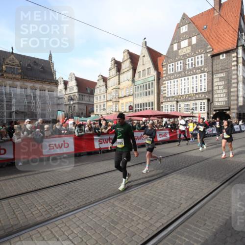 05.10.2025 - 20. swb-Marathon Bremen Yannick Fuchs http://msf.ph/oto/9307206 05.10.2025 10:56:12 Ziel 9811, 9968, 10006, 10009, 10664, 10989, 11095, 11366, 11620, 11693 meine-sportfotos.de