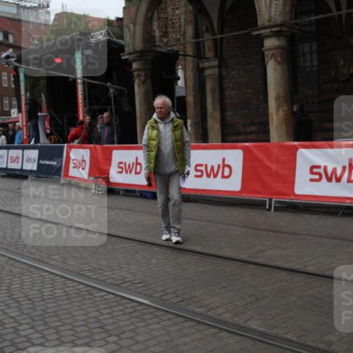 05.10.2025 - 20. swb-Marathon Bremen Yannick Fuchs http://msf.ph/oto/9307370 05.10.2025 12:03:20 Ziel  meine-sportfotos.de