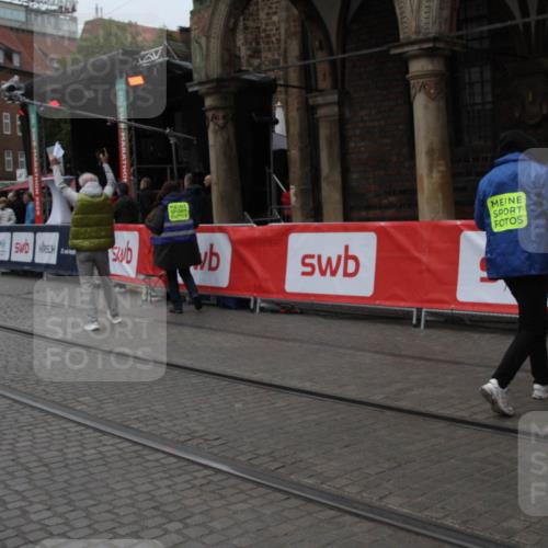 05.10.2025 - 20. swb-Marathon Bremen Yannick Fuchs http://msf.ph/oto/9307459 05.10.2025 12:03:54 Ziel  meine-sportfotos.de