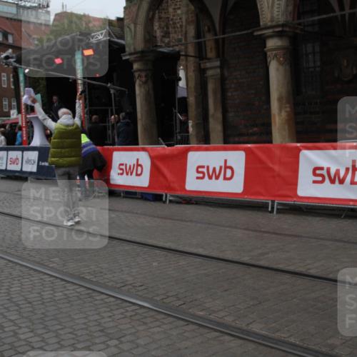 05.10.2025 - 20. swb-Marathon Bremen Yannick Fuchs http://msf.ph/oto/9307465 05.10.2025 12:03:56 Ziel  meine-sportfotos.de