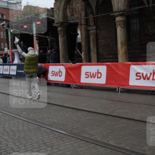 05.10.2025 - 20. swb-Marathon Bremen Yannick Fuchs http://msf.ph/oto/9307468 05.10.2025 12:03:57 Ziel  meine-sportfotos.de