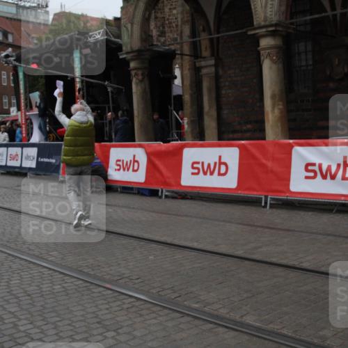 05.10.2025 - 20. swb-Marathon Bremen Yannick Fuchs http://msf.ph/oto/9307471 05.10.2025 12:03:57 Ziel  meine-sportfotos.de