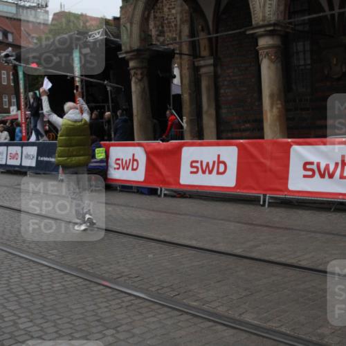 05.10.2025 - 20. swb-Marathon Bremen Yannick Fuchs http://msf.ph/oto/9307477 05.10.2025 12:03:58 Ziel  meine-sportfotos.de