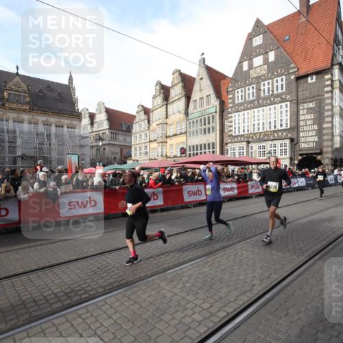 05.10.2025 - 20. swb-Marathon Bremen Yannick Fuchs http://msf.ph/oto/9307601 05.10.2025 10:58:16 Ziel 9330, 9952, 10398, 11562, 11608 meine-sportfotos.de