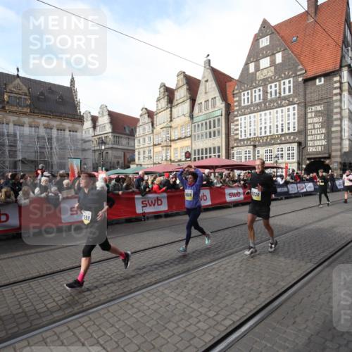 05.10.2025 - 20. swb-Marathon Bremen Yannick Fuchs http://msf.ph/oto/9307604 05.10.2025 10:58:16 Ziel 9330, 9952, 10398, 11562, 11608 meine-sportfotos.de