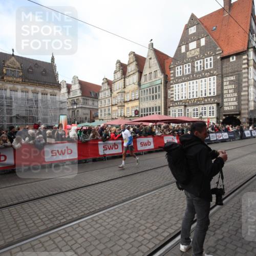 05.10.2025 - 20. swb-Marathon Bremen Yannick Fuchs http://msf.ph/oto/9307750 05.10.2025 10:59:09 Ziel 9692, 10357, 10594, 10607 meine-sportfotos.de