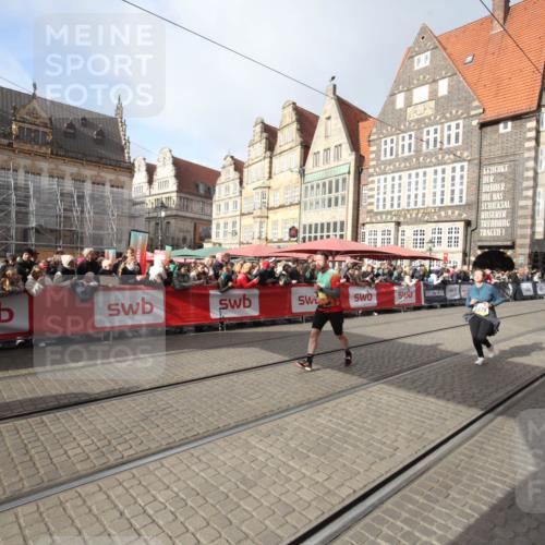 05.10.2025 - 20. swb-Marathon Bremen Yannick Fuchs http://msf.ph/oto/9307849 05.10.2025 10:59:55 Ziel 9378, 9673 meine-sportfotos.de
