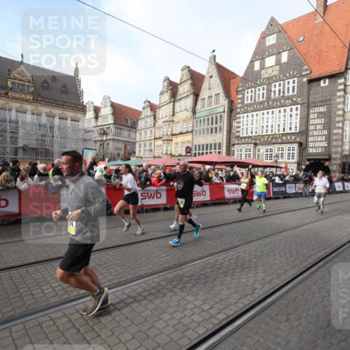 05.10.2025 - 20. swb-Marathon Bremen Yannick Fuchs http://msf.ph/oto/9308082 05.10.2025 11:01:35 Ziel 7908, 9286, 9322, 9371, 10157, 10336, 11194, 11493 meine-sportfotos.de