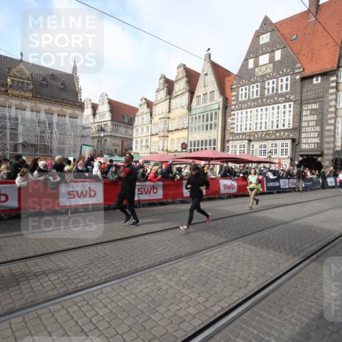 05.10.2025 - 20. swb-Marathon Bremen Yannick Fuchs http://msf.ph/oto/9308135 05.10.2025 11:02:02 Ziel 9536, 10837, 10944, 11415 meine-sportfotos.de