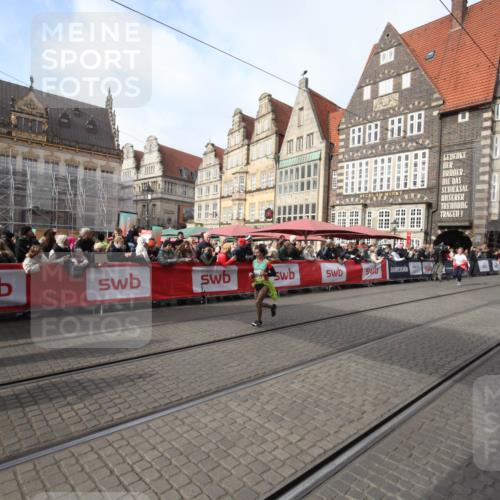 05.10.2025 - 20. swb-Marathon Bremen Yannick Fuchs http://msf.ph/oto/9308137 05.10.2025 11:02:03 Ziel 9324, 9536, 10837, 10855, 10879, 10887, 10944, 11415 meine-sportfotos.de