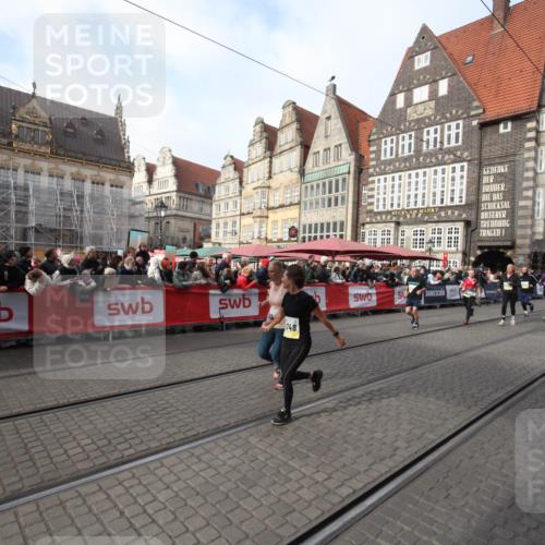 05.10.2025 - 20. swb-Marathon Bremen Yannick Fuchs http://msf.ph/oto/9308167 05.10.2025 11:02:25 Ziel 9748, 10093, 10194, 10821, 10829, 10982, 10983, 11386 meine-sportfotos.de