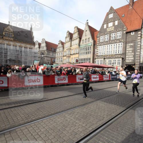 05.10.2025 - 20. swb-Marathon Bremen Yannick Fuchs http://msf.ph/oto/9308193 05.10.2025 11:02:40 Ziel 10033, 10595, 10598, 10825, 10826, 11160 meine-sportfotos.de
