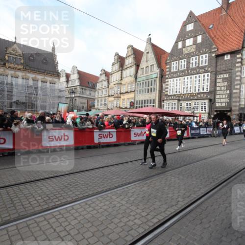 05.10.2025 - 20. swb-Marathon Bremen Yannick Fuchs http://msf.ph/oto/9308198 05.10.2025 11:02:44 Ziel 9841, 10510, 10825, 10826, 11024 meine-sportfotos.de