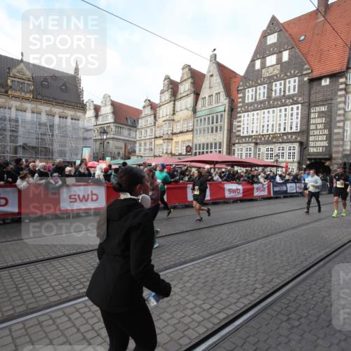 05.10.2025 - 20. swb-Marathon Bremen Yannick Fuchs http://msf.ph/oto/9308209 05.10.2025 11:02:50 Ziel 9331, 9360, 9516, 10129, 10530, 10734, 10803, 10804, 10940, 11193 meine-sportfotos.de