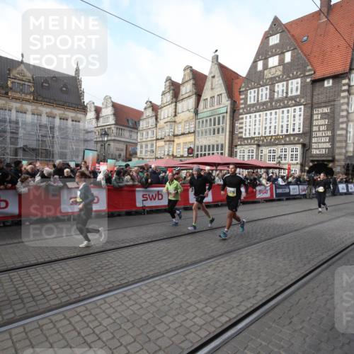 05.10.2025 - 20. swb-Marathon Bremen Yannick Fuchs http://msf.ph/oto/9308254 05.10.2025 11:03:09 Ziel 9229, 9300, 9593, 9661, 9662, 10185, 11376, 11682 meine-sportfotos.de