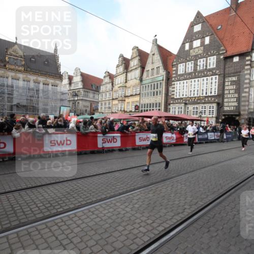 05.10.2025 - 20. swb-Marathon Bremen Yannick Fuchs http://msf.ph/oto/9308272 05.10.2025 11:03:20 Ziel 9246, 9325, 10142, 10405, 10471, 10926, 11390, 11508, 11509 meine-sportfotos.de