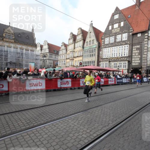 05.10.2025 - 20. swb-Marathon Bremen Yannick Fuchs http://msf.ph/oto/9308319 05.10.2025 11:03:42 Ziel 9940, 10213, 10297, 10478, 10711, 10713 meine-sportfotos.de