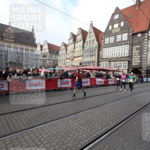 05.10.2025 - 20. swb-Marathon Bremen Yannick Fuchs http://msf.ph/oto/9308323 05.10.2025 11:03:45 Ziel 9315, 10297, 10478, 10603, 10604, 10711, 10713, 11589 meine-sportfotos.de