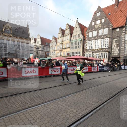 05.10.2025 - 20. swb-Marathon Bremen Yannick Fuchs http://msf.ph/oto/9308532 05.10.2025 11:05:25 Ziel 9515, 9713, 9908, 9944, 10828, 11106 meine-sportfotos.de