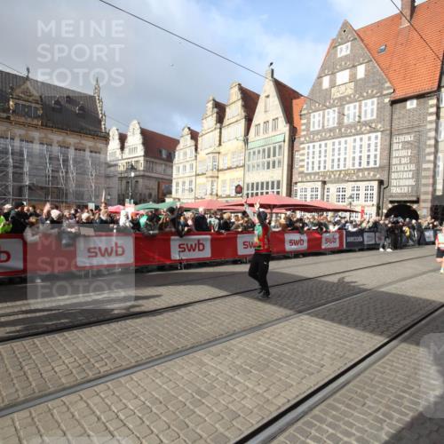 05.10.2025 - 20. swb-Marathon Bremen Yannick Fuchs http://msf.ph/oto/9308564 05.10.2025 11:05:41 Ziel 9210, 9419, 10437, 10843, 10844, 10999, 11681 meine-sportfotos.de