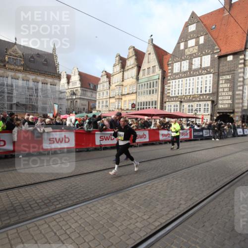 05.10.2025 - 20. swb-Marathon Bremen Yannick Fuchs http://msf.ph/oto/9308591 05.10.2025 11:05:55 Ziel 7777, 9907, 10619 meine-sportfotos.de