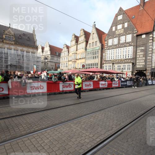 05.10.2025 - 20. swb-Marathon Bremen Yannick Fuchs http://msf.ph/oto/9308593 05.10.2025 11:05:56 Ziel 7777, 9907, 10619 meine-sportfotos.de