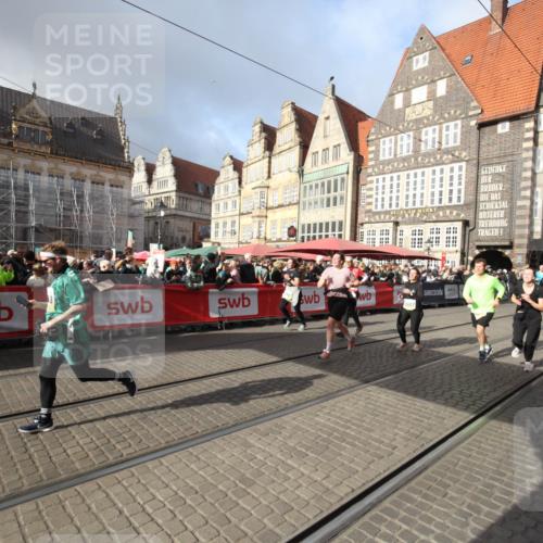 05.10.2025 - 20. swb-Marathon Bremen Yannick Fuchs http://msf.ph/oto/9308599 05.10.2025 11:06:07 Ziel 9355, 9931, 10081, 10095, 10100, 10101, 10587, 10597, 11134, 11468, 11525 meine-sportfotos.de