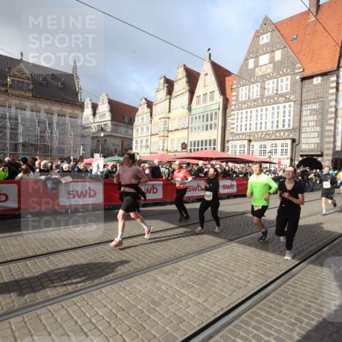 05.10.2025 - 20. swb-Marathon Bremen Yannick Fuchs http://msf.ph/oto/9308604 05.10.2025 11:06:07 Ziel 9355, 9931, 10081, 10095, 10100, 10101, 10587, 10597, 11134, 11468, 11525 meine-sportfotos.de