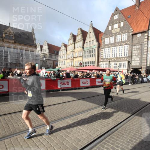 05.10.2025 - 20. swb-Marathon Bremen Yannick Fuchs http://msf.ph/oto/9308608 05.10.2025 11:06:10 Ziel 9438, 9786, 10081, 10100, 10101, 10462, 10623, 11231, 11525 meine-sportfotos.de