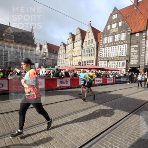 05.10.2025 - 20. swb-Marathon Bremen Yannick Fuchs http://msf.ph/oto/9308611 05.10.2025 11:06:11 Ziel 9438, 9786, 10100, 10101, 10192, 10462, 10623, 11231, 11525 meine-sportfotos.de