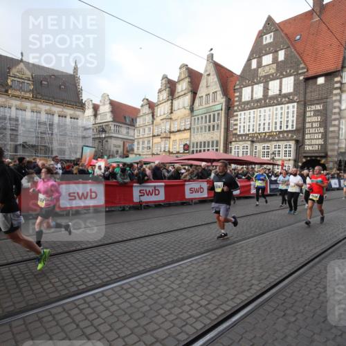 05.10.2025 - 20. swb-Marathon Bremen Yannick Fuchs http://msf.ph/oto/9308698 05.10.2025 11:06:54 Ziel 8574, 9321, 9605, 9826, 9942, 10001, 10148, 10168, 10580, 11355, 11389, 11414, 11497 meine-sportfotos.de
