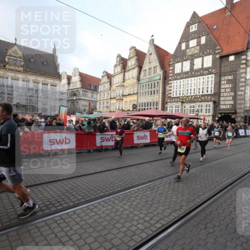 05.10.2025 - 20. swb-Marathon Bremen Yannick Fuchs http://msf.ph/oto/9308700 05.10.2025 11:06:55 Ziel 8574, 9321, 9605, 9826, 9942, 9976, 10148, 10168, 10580, 11355, 11389, 11414, 11497 meine-sportfotos.de