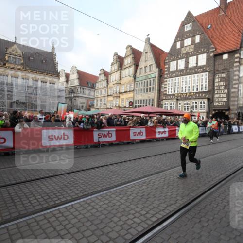 05.10.2025 - 20. swb-Marathon Bremen Yannick Fuchs http://msf.ph/oto/9308713 05.10.2025 11:06:59 Ziel 8574, 9942, 9976, 11622 meine-sportfotos.de