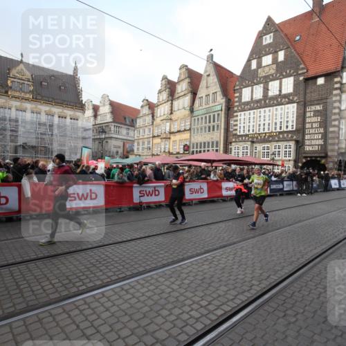 05.10.2025 - 20. swb-Marathon Bremen Yannick Fuchs http://msf.ph/oto/9308727 05.10.2025 11:07:12 Ziel 9265, 9491, 9890, 10193, 10371, 10788, 10991 meine-sportfotos.de