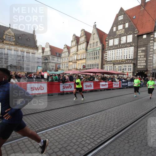 05.10.2025 - 20. swb-Marathon Bremen Yannick Fuchs http://msf.ph/oto/9308740 05.10.2025 11:07:17 Ziel 9265, 9702, 9877, 10902 meine-sportfotos.de