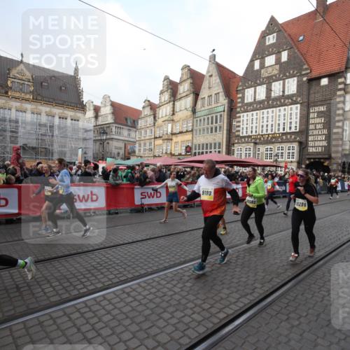 05.10.2025 - 20. swb-Marathon Bremen Yannick Fuchs http://msf.ph/oto/9308760 05.10.2025 11:07:27 Ziel 7779, 9180, 9334, 9483, 9628, 10160, 10286, 10330, 10332, 10582, 10737, 10836, 11122, 11258 meine-sportfotos.de
