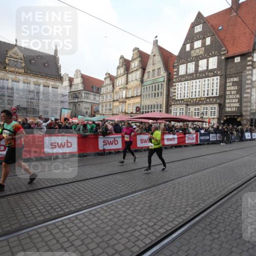 05.10.2025 - 20. swb-Marathon Bremen Yannick Fuchs http://msf.ph/oto/9308786 05.10.2025 11:07:43 Ziel 9306, 10650, 10749 meine-sportfotos.de