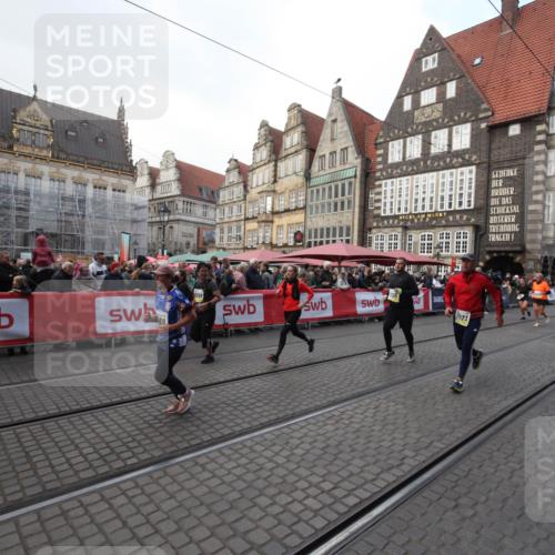 05.10.2025 - 20. swb-Marathon Bremen Yannick Fuchs http://msf.ph/oto/9308852 05.10.2025 11:08:46 Ziel 7069, 7706, 9191, 9276, 9589, 10567, 10939, 10998, 11028, 11073, 11076, 11479, 11590 meine-sportfotos.de