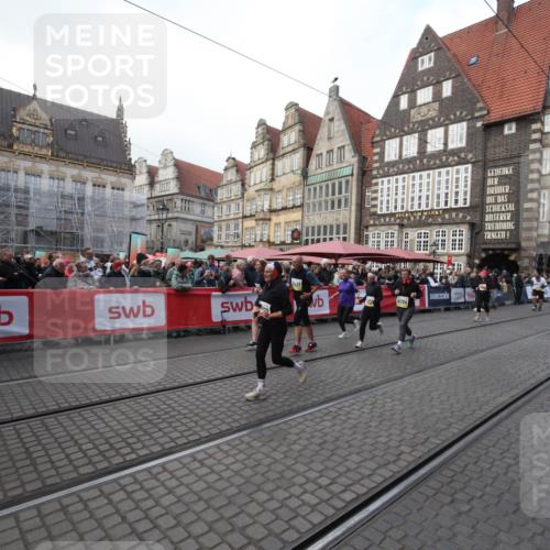 05.10.2025 - 20. swb-Marathon Bremen Yannick Fuchs http://msf.ph/oto/9308893 05.10.2025 11:09:16 Ziel 9798, 9815, 10315, 10784, 11379, 11437, 11674 meine-sportfotos.de
