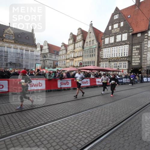 05.10.2025 - 20. swb-Marathon Bremen Yannick Fuchs http://msf.ph/oto/9308904 05.10.2025 11:09:21 Ziel 10295, 10522, 11056, 11530, 11674 meine-sportfotos.de