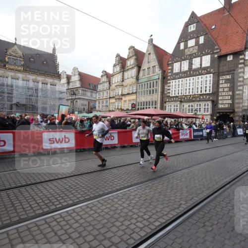 05.10.2025 - 20. swb-Marathon Bremen Yannick Fuchs http://msf.ph/oto/9308906 05.10.2025 11:09:21 Ziel 10295, 10522, 11056, 11530, 11674 meine-sportfotos.de