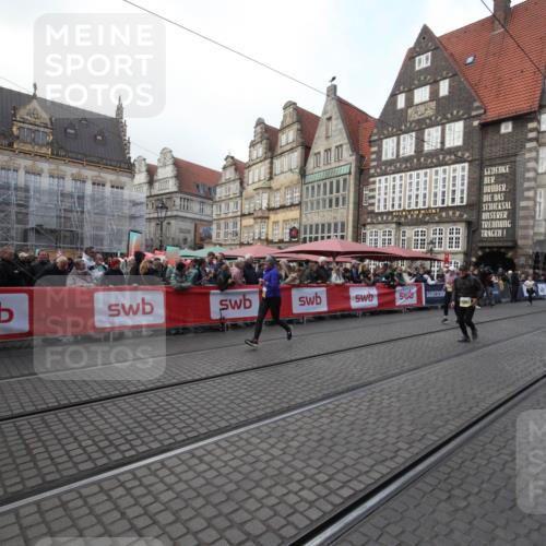 05.10.2025 - 20. swb-Marathon Bremen Yannick Fuchs http://msf.ph/oto/9308908 05.10.2025 11:09:24 Ziel 9848, 9892, 10295 meine-sportfotos.de