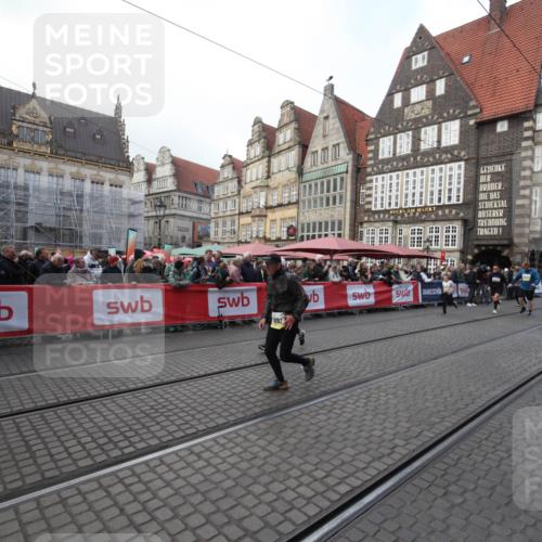 05.10.2025 - 20. swb-Marathon Bremen Yannick Fuchs http://msf.ph/oto/9308912 05.10.2025 11:09:26 Ziel 9848, 9892, 10214, 10295, 11037, 11218 meine-sportfotos.de