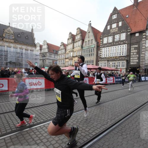 05.10.2025 - 20. swb-Marathon Bremen Yannick Fuchs http://msf.ph/oto/9308966 05.10.2025 11:09:50 Ziel 9001, 9538, 10412, 10886, 11206, 11654, 11655 meine-sportfotos.de
