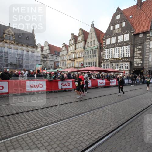 05.10.2025 - 20. swb-Marathon Bremen Yannick Fuchs http://msf.ph/oto/9309015 05.10.2025 11:10:16 Ziel 9806, 10082, 10563, 11204, 11261 meine-sportfotos.de