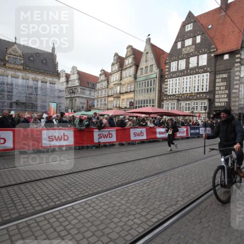 05.10.2025 - 20. swb-Marathon Bremen Yannick Fuchs http://msf.ph/oto/9309039 05.10.2025 11:10:35 Ziel 10146, 10440, 10441, 10442, 10980, 11342 meine-sportfotos.de