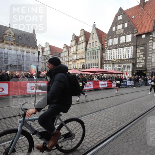 05.10.2025 - 20. swb-Marathon Bremen Yannick Fuchs http://msf.ph/oto/9309041 05.10.2025 11:10:36 Ziel 10146, 10440, 10441, 10442, 10980, 11342 meine-sportfotos.de